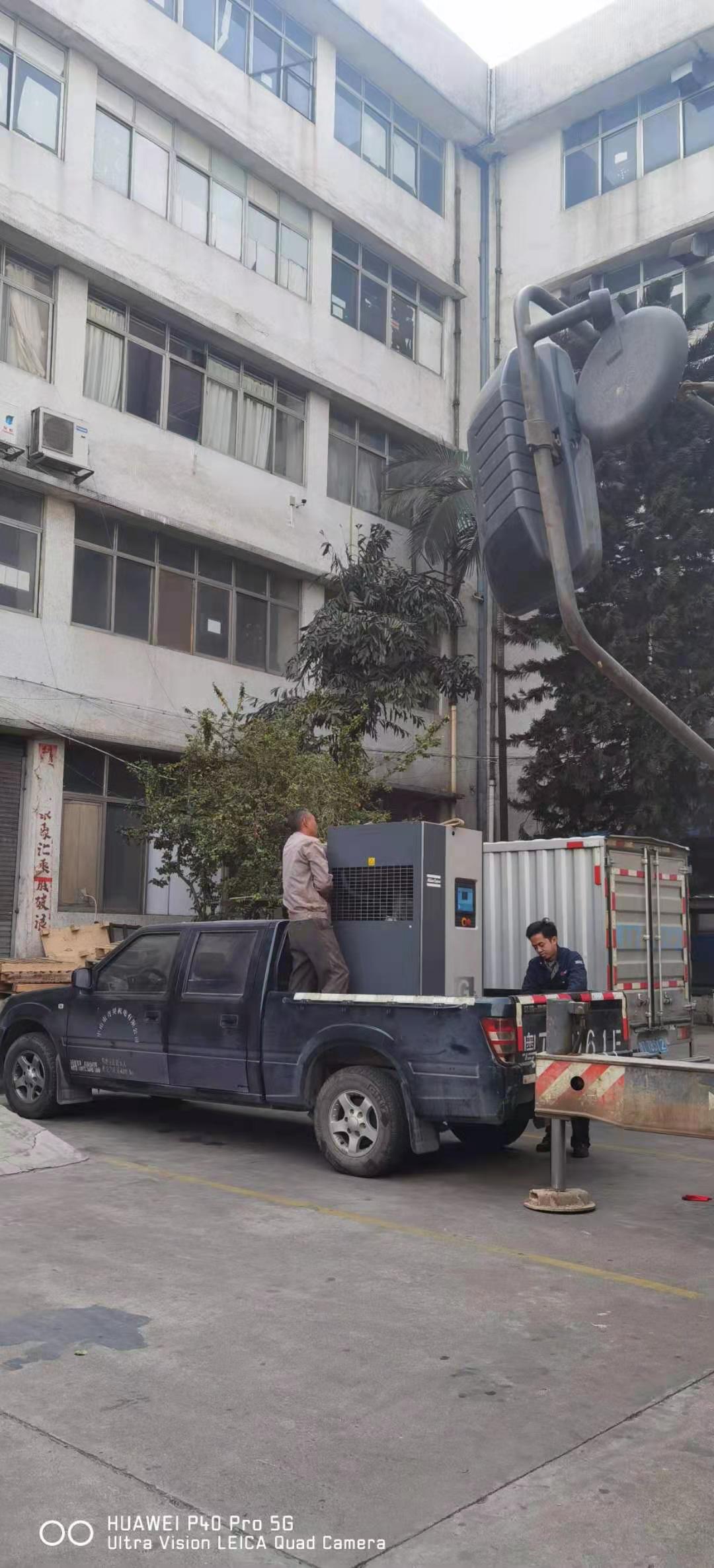 拼搏在线官网_拼搏（中国）员工休息日也马不停蹄，淘汰落后机器，对设备进行维修保养